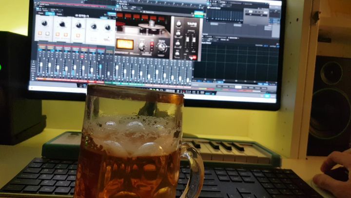 Never a better time than when a new song starts to come into focus and you can feel where it's going. Enjoying myself here which is always a good sign. Will start thinking about lyrics next. Anyway, hope you have a great weekend wherever you are 🍻🙌